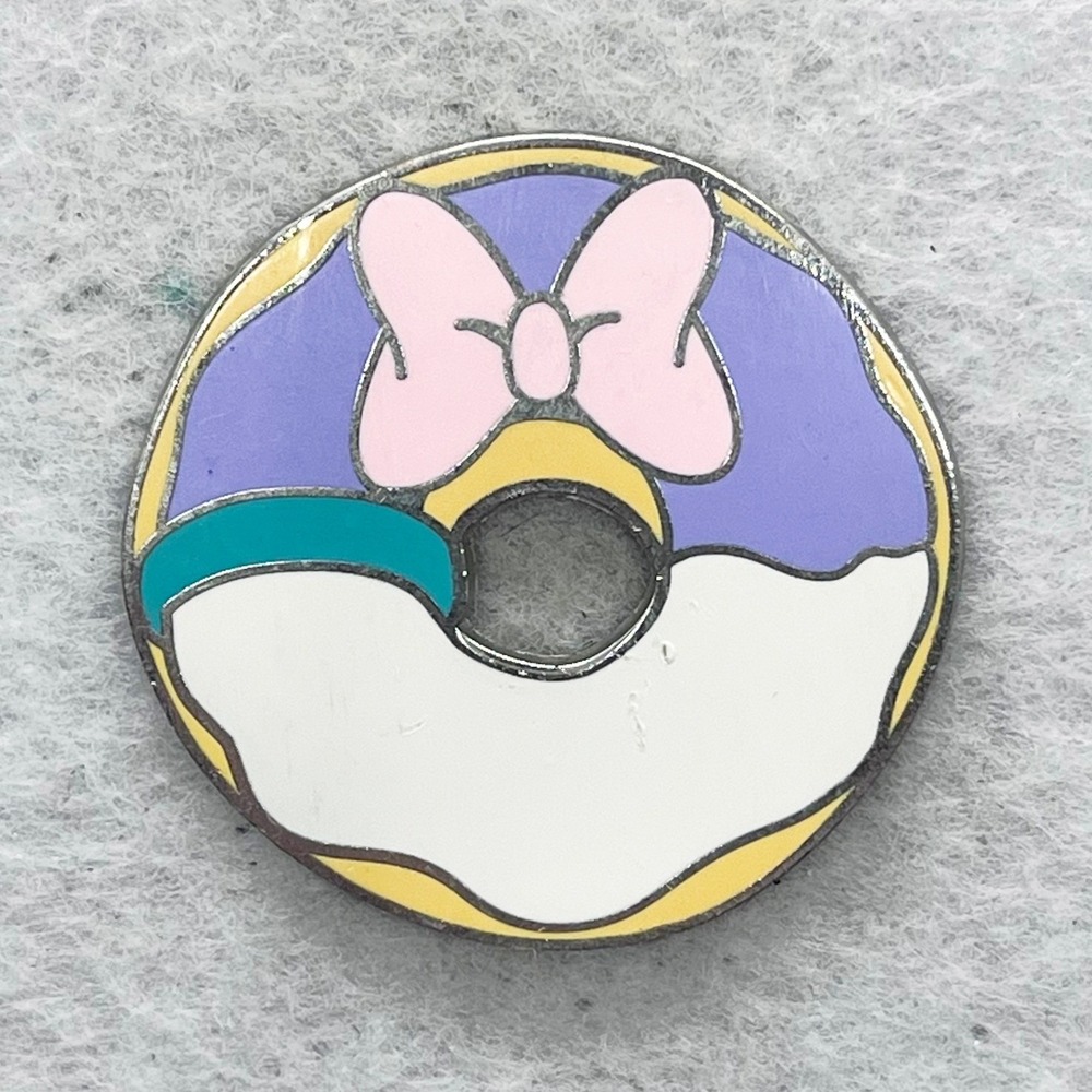 🔮 5/$25 Disney Daisy Duck Donut Pin
